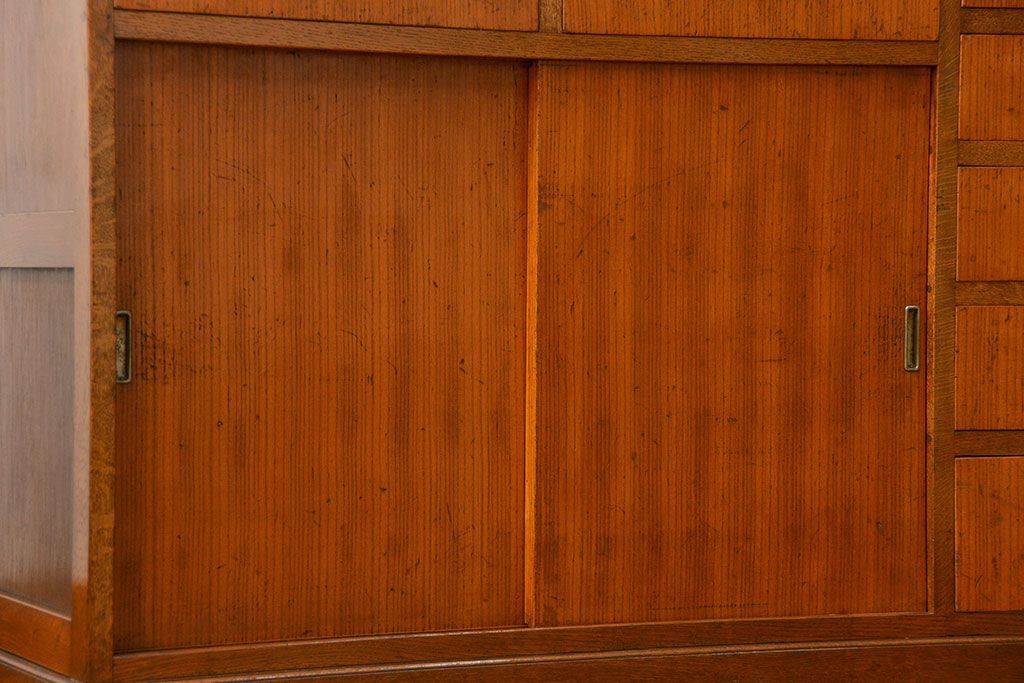 ヴィンテージ家具　1960年代 かわいいデザインのビンテージ食器棚(アンティーク、モールガラス、食器棚、収納棚)