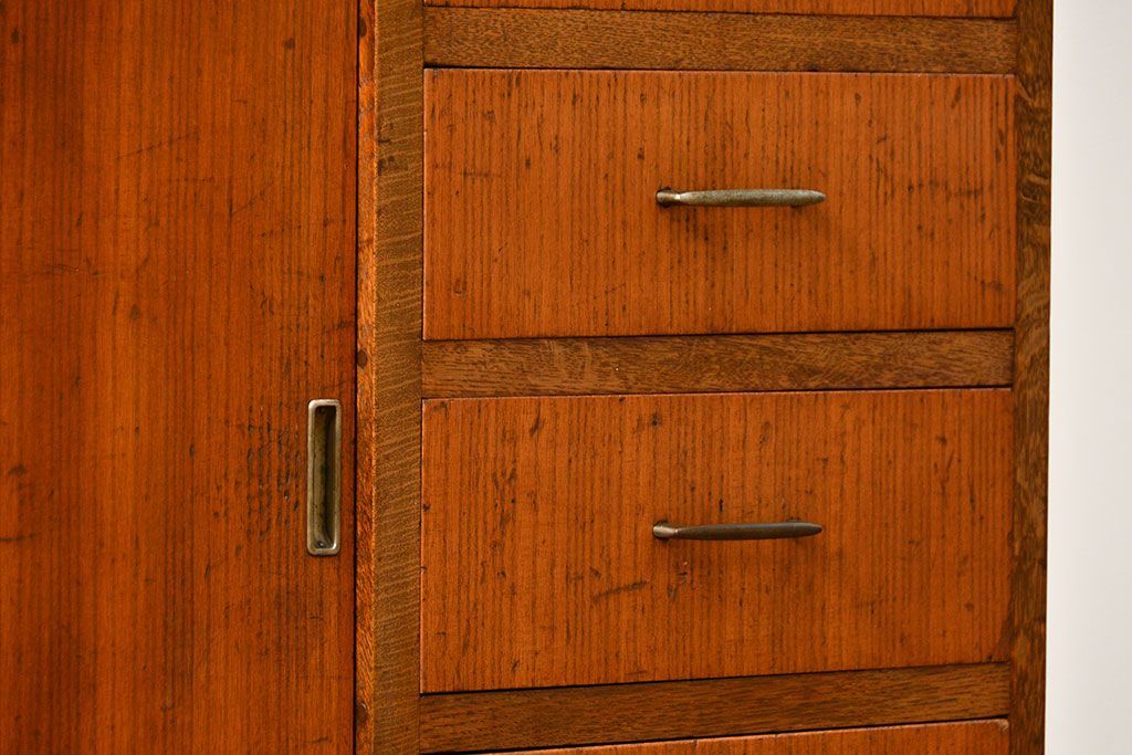 ヴィンテージ家具　1960年代 かわいいデザインのビンテージ食器棚(アンティーク、モールガラス、食器棚、収納棚)