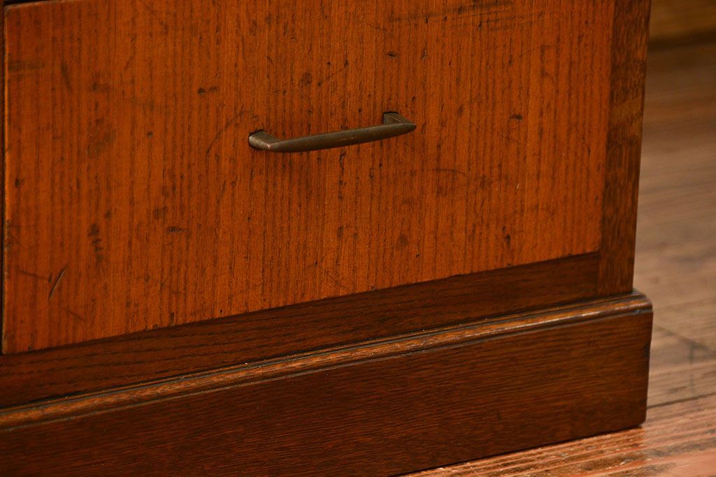 ヴィンテージ家具　1960年代 かわいいデザインのビンテージ食器棚(アンティーク、モールガラス、食器棚、収納棚)