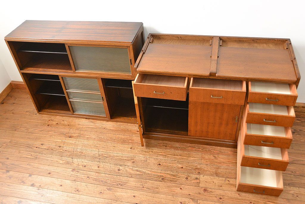 ヴィンテージ家具　1960年代 かわいいデザインのビンテージ食器棚(アンティーク、モールガラス、食器棚、収納棚)