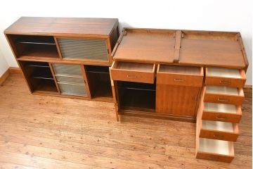 ヴィンテージ家具　1960年代 かわいいデザインのビンテージ食器棚(アンティーク、モールガラス、食器棚、収納棚)