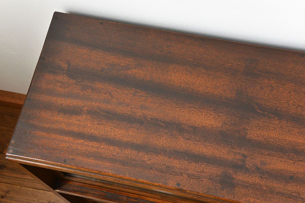 ヴィンテージ家具　1960年代 かわいいデザインのビンテージ食器棚(アンティーク、モールガラス、食器棚、収納棚)