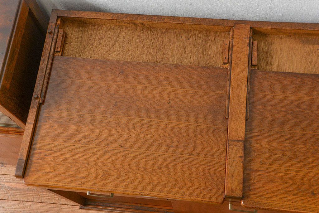 ヴィンテージ家具　1960年代 かわいいデザインのビンテージ食器棚(アンティーク、モールガラス、食器棚、収納棚)