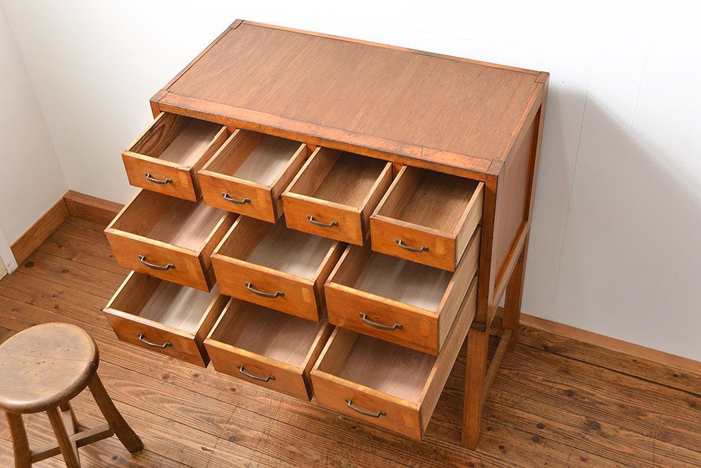 アンティーク家具　アンティーク 古いブナ材の脚付き引き出し収納棚(サイドキャビネット、チェスト、ドロワー)