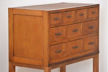 アンティーク家具　アンティーク 古いブナ材の脚付き引き出し収納棚(サイドキャビネット、チェスト、ドロワー)