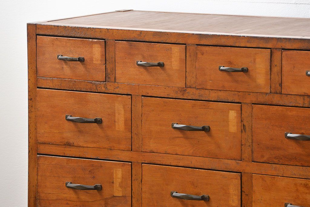 アンティーク家具　アンティーク 古いブナ材の脚付き引き出し収納棚(サイドキャビネット、チェスト、ドロワー)