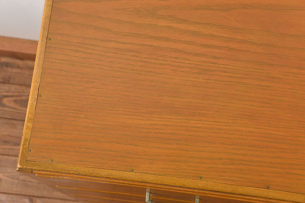 レトロ家具　昭和レトロ シンプルなデザインの縦型チェスト(引き出し、ドロワー)