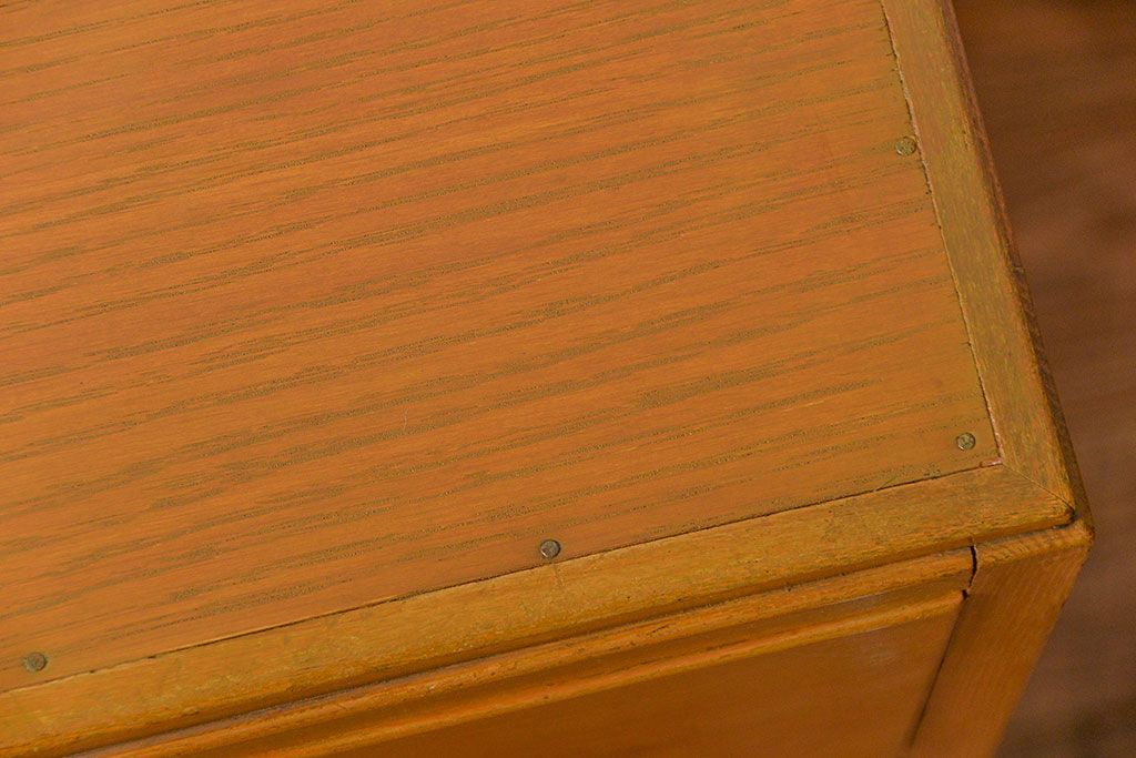レトロ家具　昭和レトロ シンプルなデザインの縦型チェスト(引き出し、ドロワー)