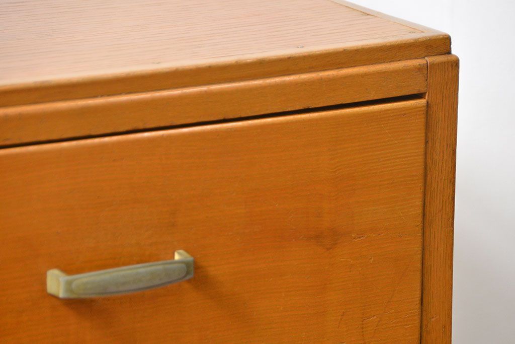 レトロ家具　昭和レトロ シンプルなデザインの縦型チェスト(引き出し、ドロワー)