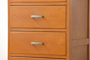 レトロ家具　昭和レトロ シンプルなデザインの縦型チェスト(引き出し、ドロワー)