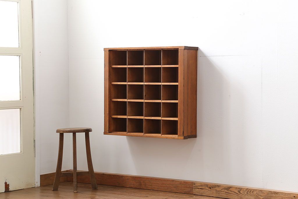 レトロ家具　昭和レトロ 1970年代　小振りな壁掛けマス目棚(飾り棚、ウォールラック)