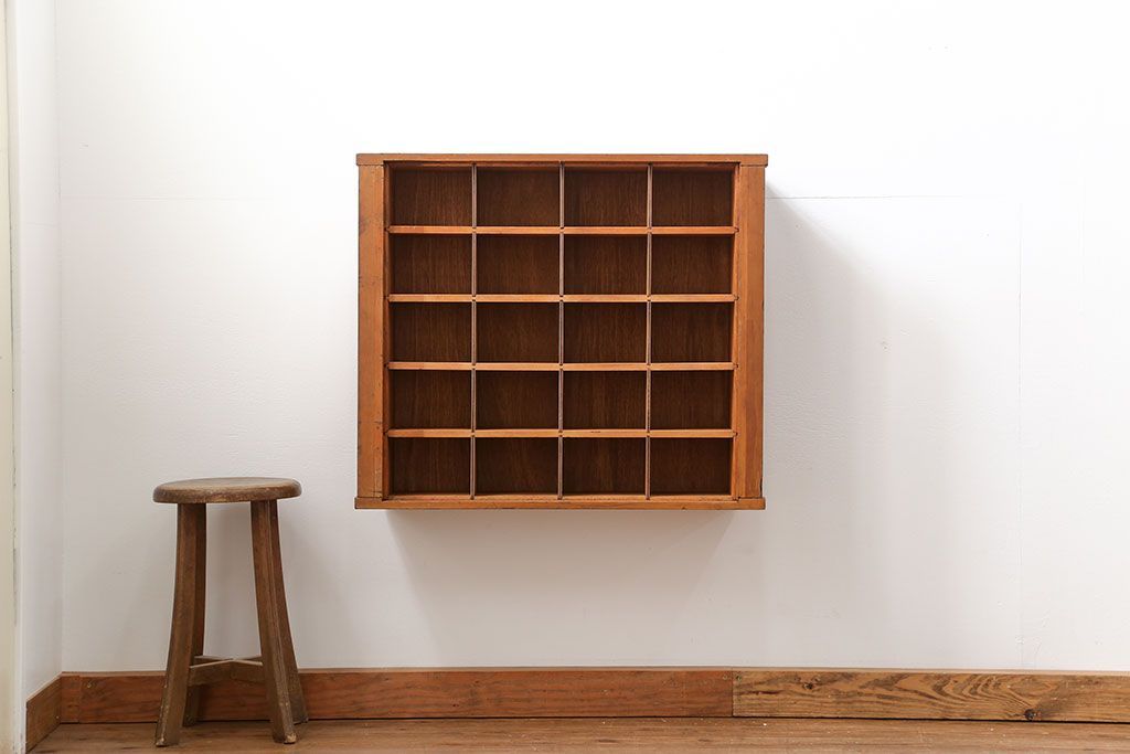 レトロ家具　昭和レトロ 1970年代　小振りな壁掛けマス目棚(飾り棚、ウォールラック)