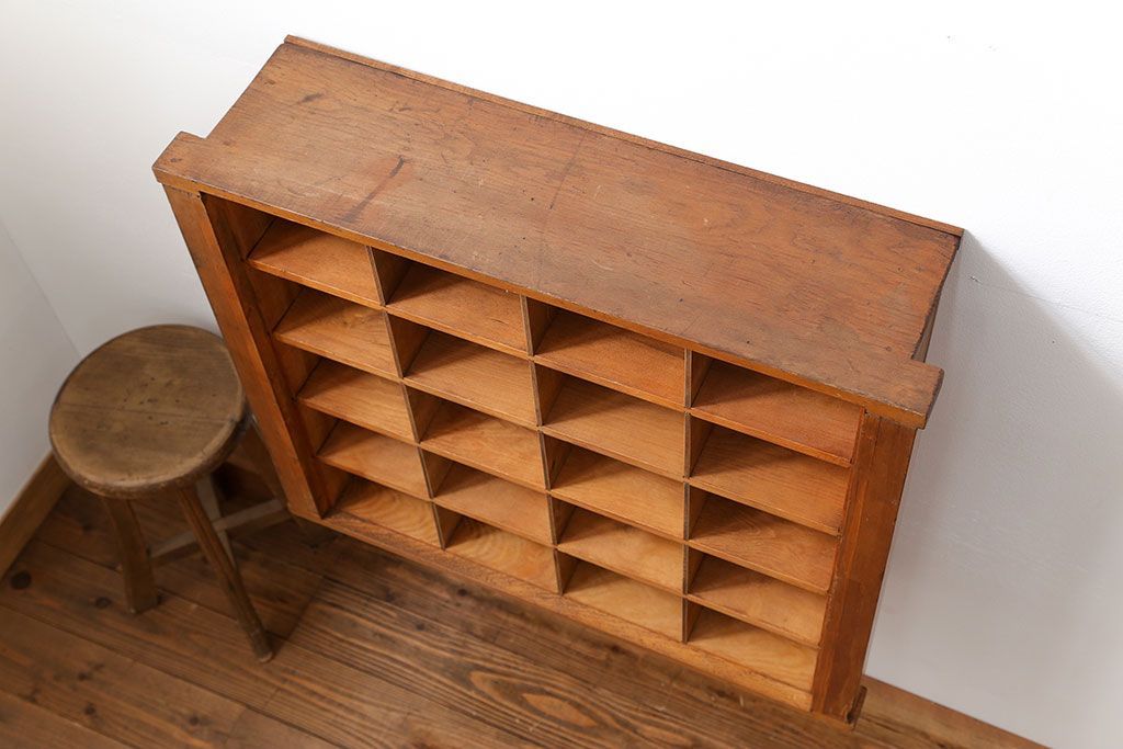 レトロ家具　昭和レトロ 1970年代　小振りな壁掛けマス目棚(飾り棚、ウォールラック)