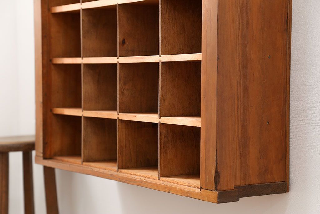 レトロ家具　昭和レトロ 1970年代　小振りな壁掛けマス目棚(飾り棚、ウォールラック)