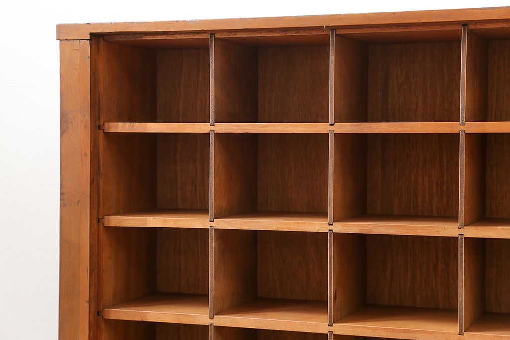 レトロ家具　昭和レトロ 1970年代　小振りな壁掛けマス目棚(飾り棚、ウォールラック)