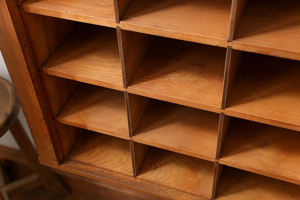 レトロ家具　昭和レトロ 1970年代　小振りな壁掛けマス目棚(飾り棚、ウォールラック)