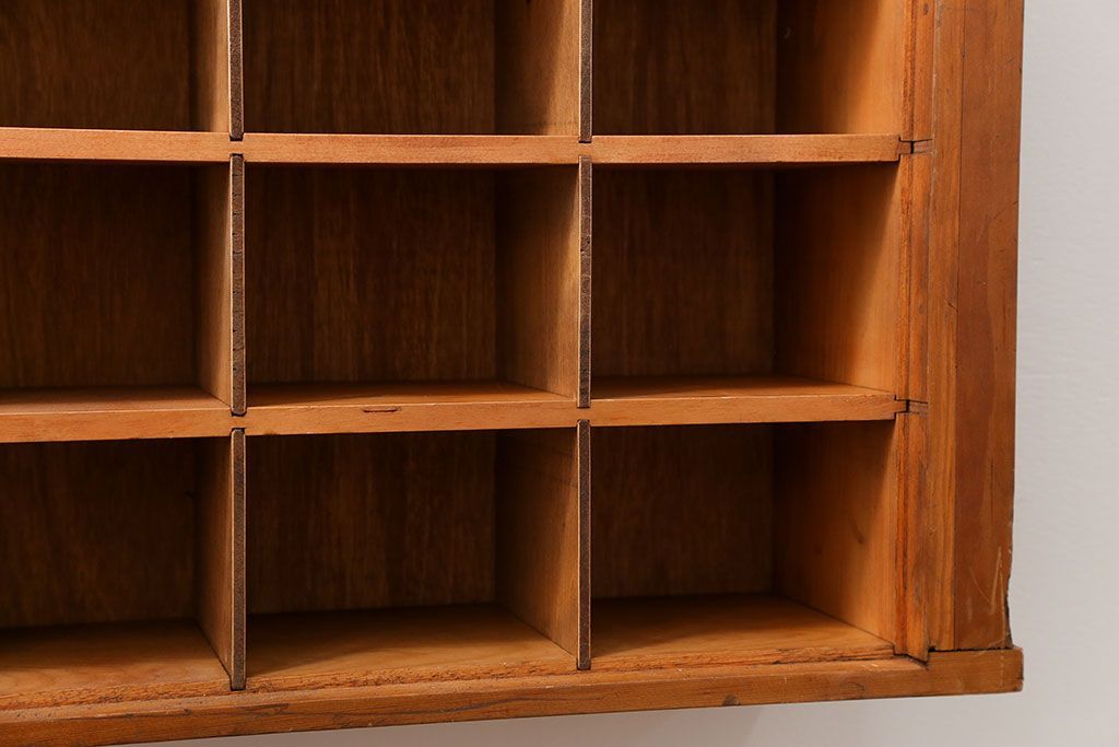 レトロ家具　昭和レトロ 1970年代　小振りな壁掛けマス目棚(飾り棚、ウォールラック)