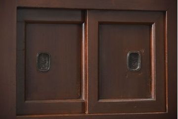 アンティーク家具　古民具・骨董 使い込まれた重厚な薄型階段箪笥(箱階段)