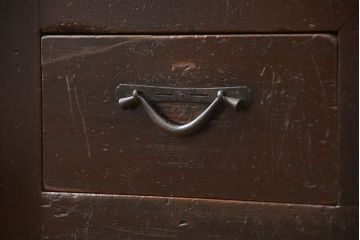 アンティーク家具　古民具・骨董 使い込まれた重厚な薄型階段箪笥(箱階段)