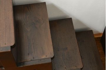 アンティーク家具　古民具・骨董 使い込まれた重厚な薄型階段箪笥(箱階段)