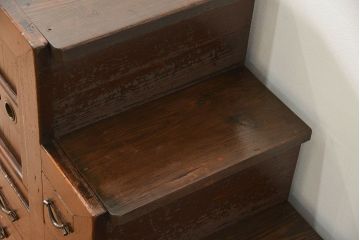 アンティーク家具　古民具・骨董 使い込まれた重厚な薄型階段箪笥(箱階段)