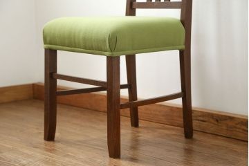 レトロ家具　アンティーク 古い木のレトロな椅子(イス、チェア)