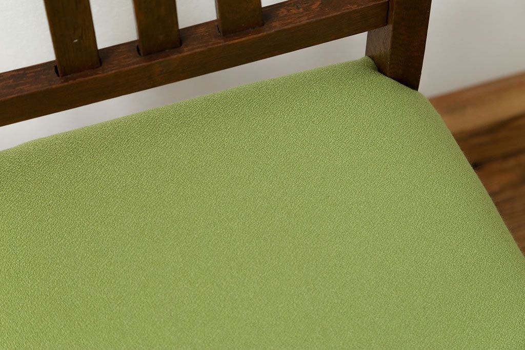 レトロ家具　アンティーク 古い木のレトロな椅子(イス、チェア)