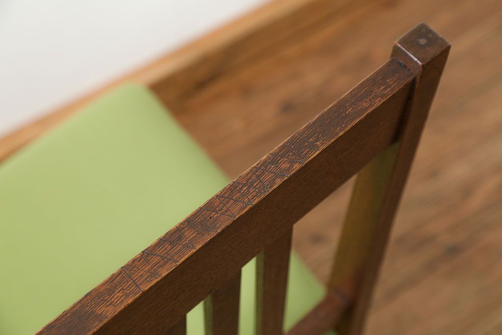 レトロ家具　アンティーク 古い木のレトロな椅子(イス、チェア)