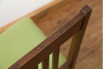 レトロ家具　アンティーク 古い木のレトロな椅子(イス、チェア)