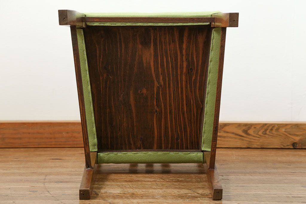 レトロ家具　アンティーク 古い木のレトロな椅子(イス、チェア)