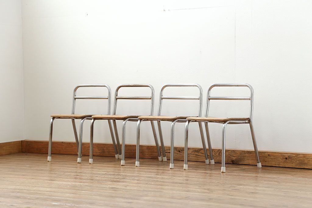 レトロ家具　昭和レトロ 古い幼稚園の小さな椅子4脚セット(1)(イス、チェア)