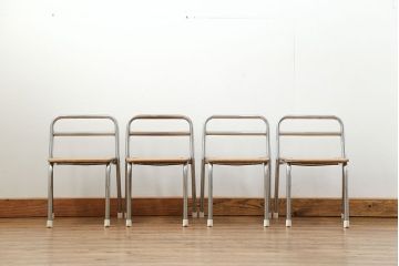 レトロ家具　昭和レトロ 古い幼稚園の小さな椅子4脚セット(1)(イス、チェア)