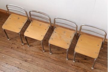 レトロ家具　昭和レトロ 古い幼稚園の小さな椅子4脚セット(1)(イス、チェア)