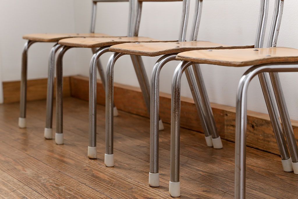 レトロ家具　昭和レトロ 古い幼稚園の小さな椅子4脚セット(1)(イス、チェア)