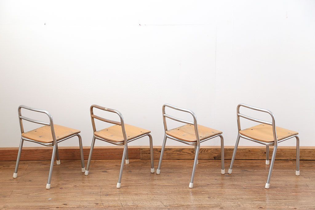 レトロ家具　昭和レトロ 古い幼稚園の小さな椅子4脚セット(1)(イス、チェア)