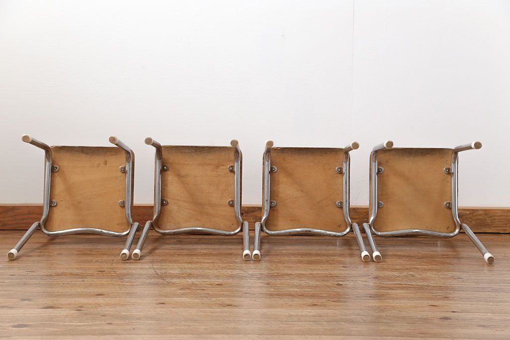 レトロ家具　昭和レトロ 古い幼稚園の小さな椅子4脚セット(1)(イス、チェア)