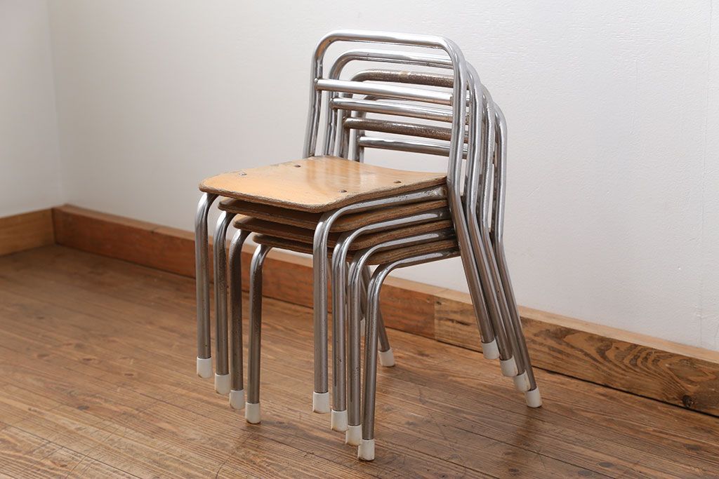 レトロ家具　昭和レトロ 古い幼稚園の小さな椅子4脚セット(1)(イス、チェア)