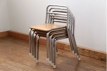 レトロ家具　昭和レトロ 古い幼稚園の小さな椅子4脚セット(1)(イス、チェア)