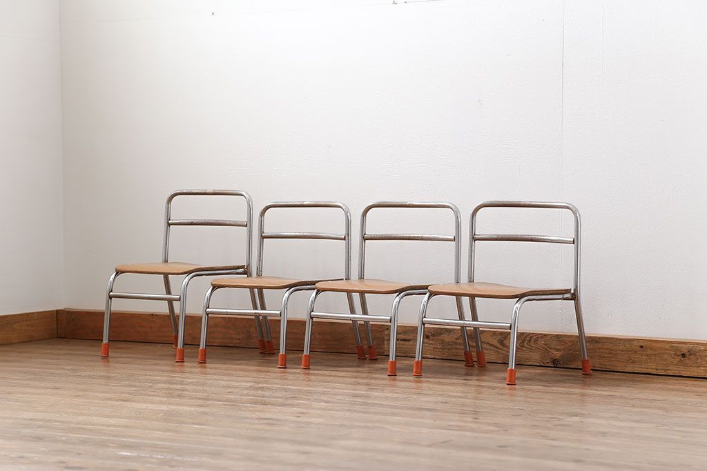 レトロ家具　昭和レトロ 古い幼稚園の小さな椅子4脚セット(2)(イス、チェア)