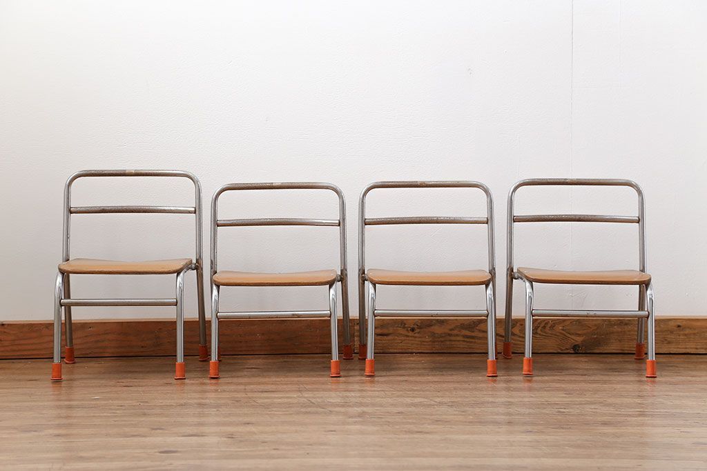 レトロ家具　昭和レトロ 古い幼稚園の小さな椅子4脚セット(2)(イス、チェア)