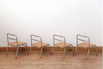 レトロ家具　昭和レトロ 古い幼稚園の小さな椅子4脚セット(2)(イス、チェア)