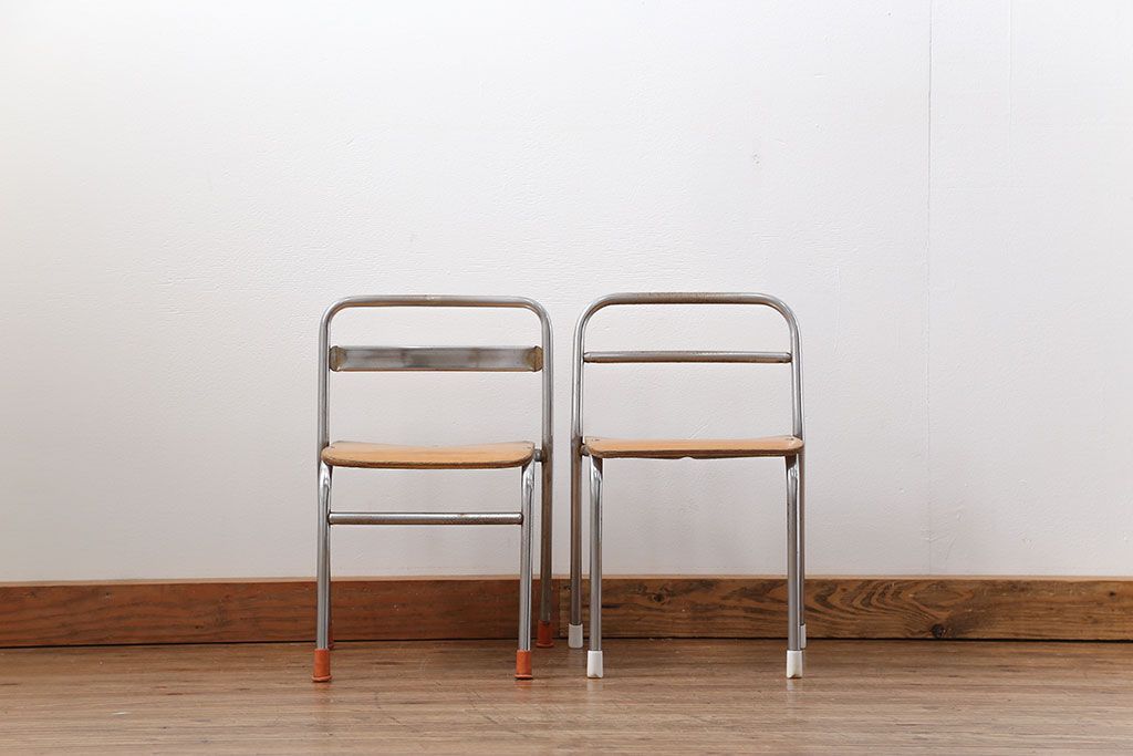 レトロ家具　昭和レトロ 古い幼稚園の小さな椅子2脚セット(イス、チェア)