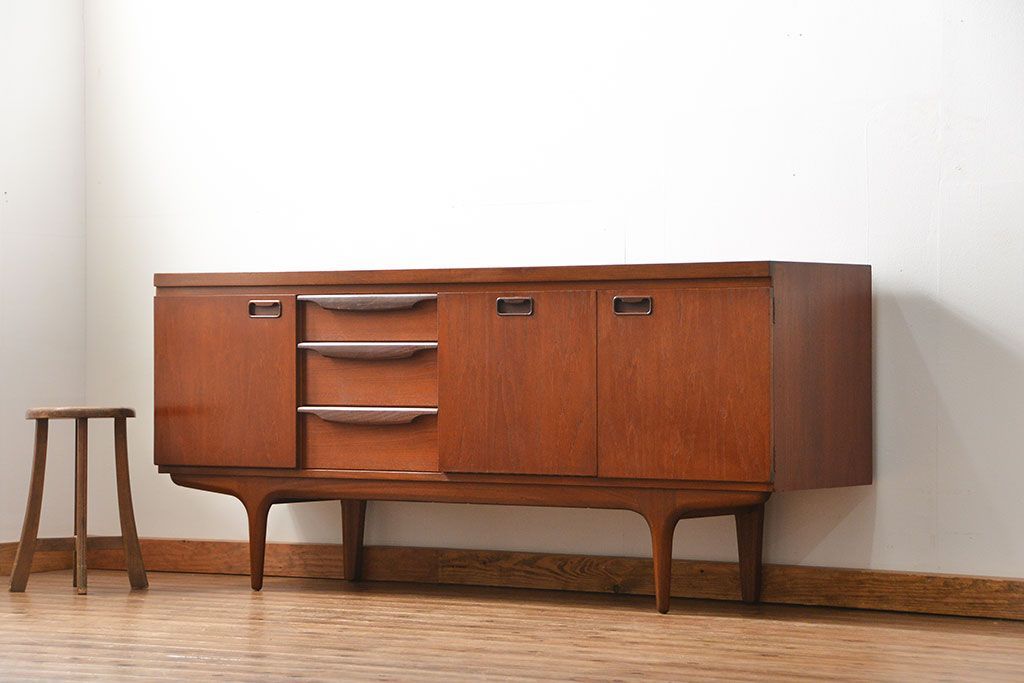 札幌発 良品 アンティークデザイン リビングボード CLASSIC 巾144 家具 TV台 サイドボード モダン インテリア 北ξTK 北欧スタイルのおしゃれなリビングボード、コンパクトサイズのAvalonの