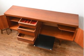 北欧家具 ビンテージ　チーク材　サイドボード(リビングボード)