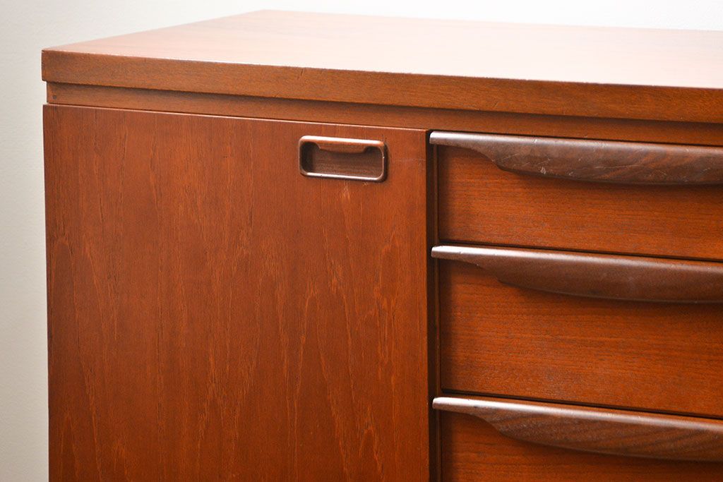 北欧家具 ビンテージ　チーク材　サイドボード(リビングボード)