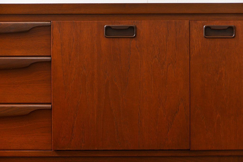 北欧家具 ビンテージ　チーク材　サイドボード(リビングボード)