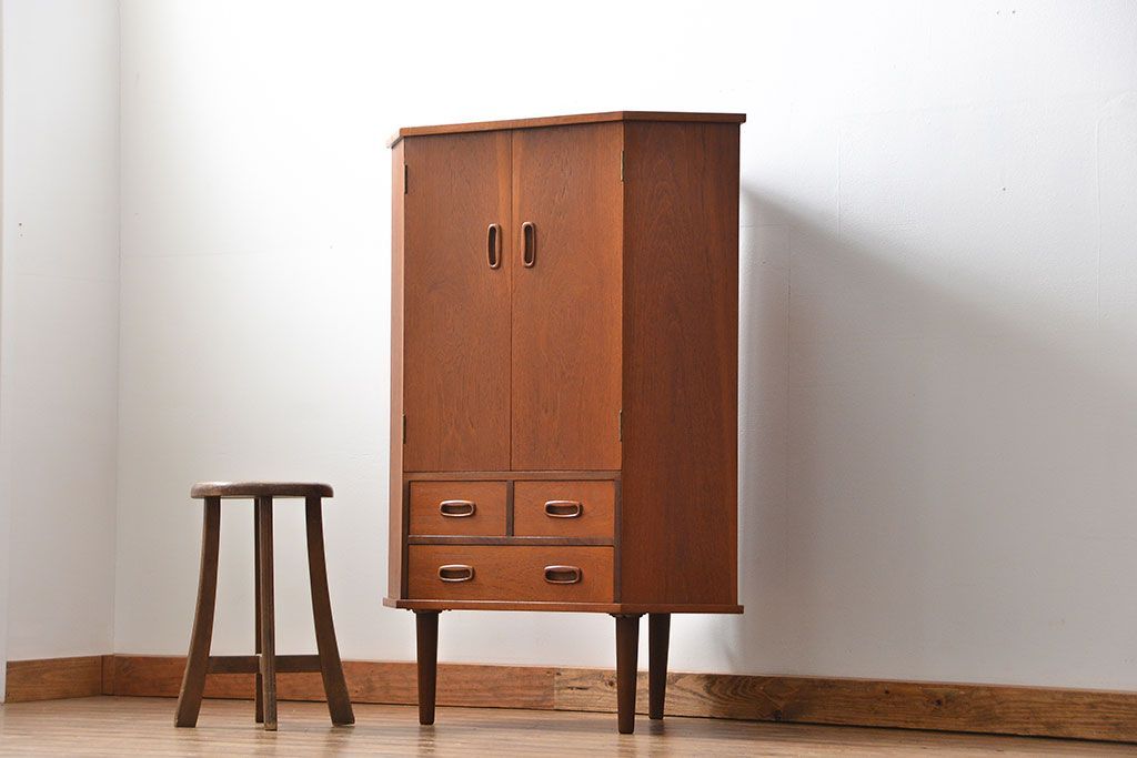 北欧家具 ビンテージ　チーク材　コーナーキャビネット(収納棚)