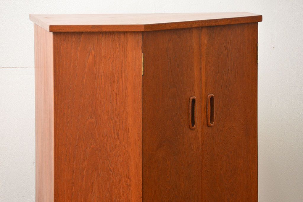 北欧家具 ビンテージ　チーク材　コーナーキャビネット(収納棚)