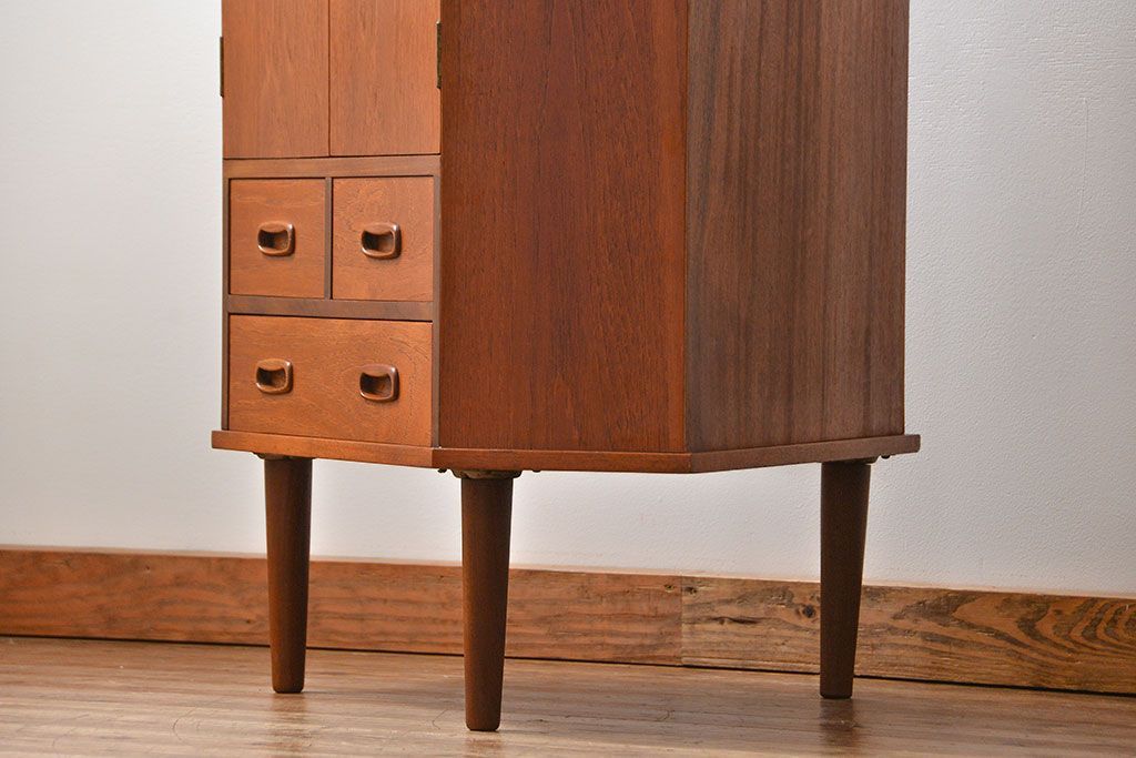 北欧家具 ビンテージ　チーク材　コーナーキャビネット(収納棚)