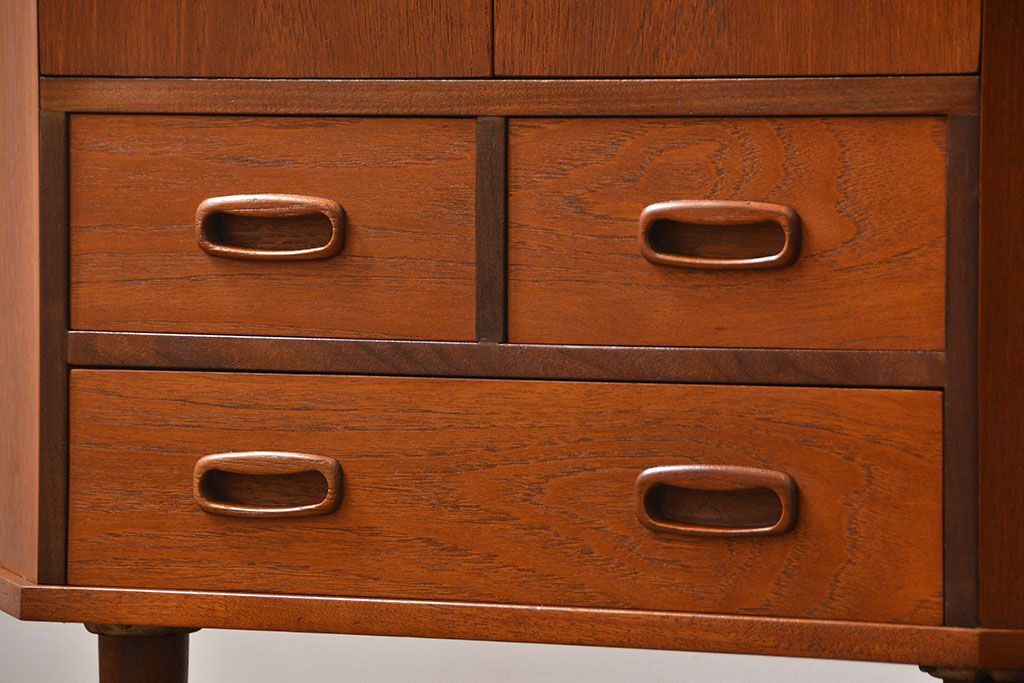 北欧家具 ビンテージ　チーク材　コーナーキャビネット(収納棚)